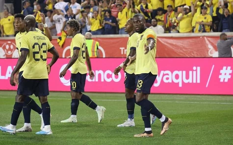 Internacional: apesar de lesionado, Valencia é convocado
