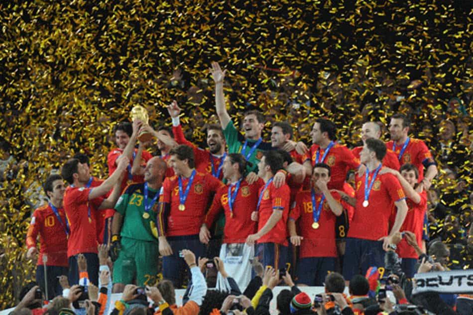 Seleção da Espanha ergue a taça de campeã do mundo em 2010. Jogadores festejam com papel picado dourado em volta