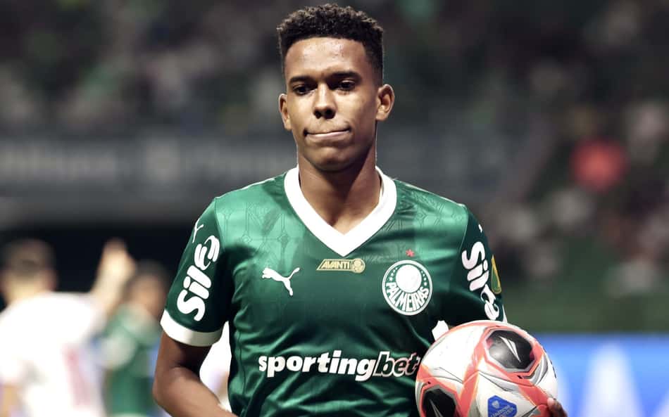 Estêvão em jogo do Palmeiras contra o Botafogo-SP pelo Paulistão 2025