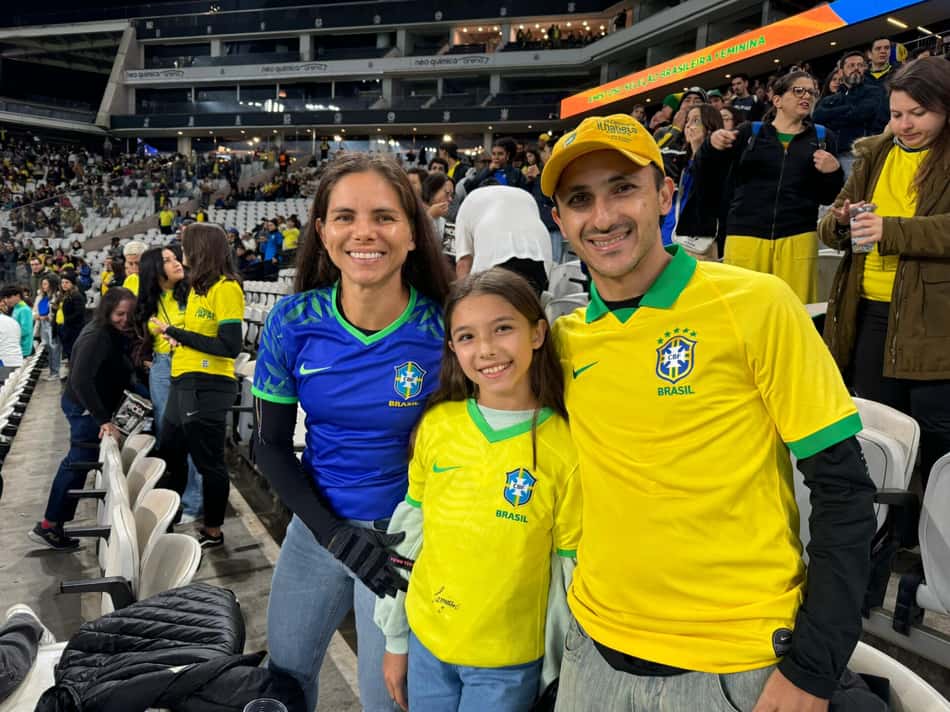Família Teixeira é fã da Seleção e do futebol feminino. (Foto: Giselly Corrêa/Lance!)