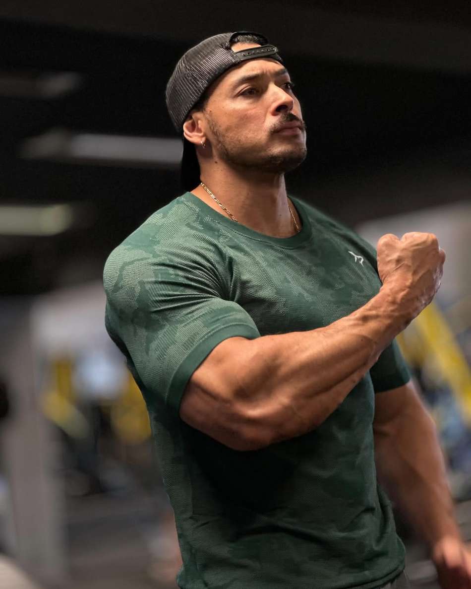 O fisiculturista Felipe Franco posando em academia (Foto: Reprodução/Instagram: @fefrancooficial)