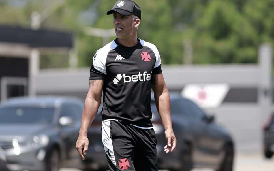 Vasco enfrenta Vitória no Brasileirão em último jogo de Felipe como interino