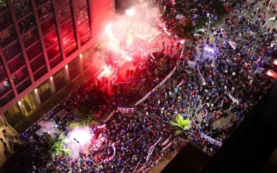 Torcedores da Universidad de Chile fazem festa em hotel antes de jogo contra o Botafogo
