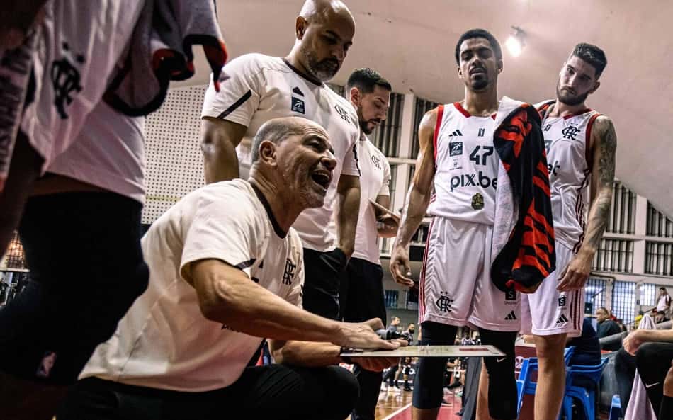 Sergio Hernandez comandando o banco do Flamengo (Foto: Hermes de Paula/CRF)