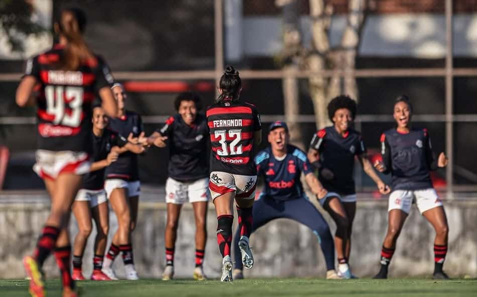 Flamengo domina Internacional e sobe na tabela no Brasileirão feminino