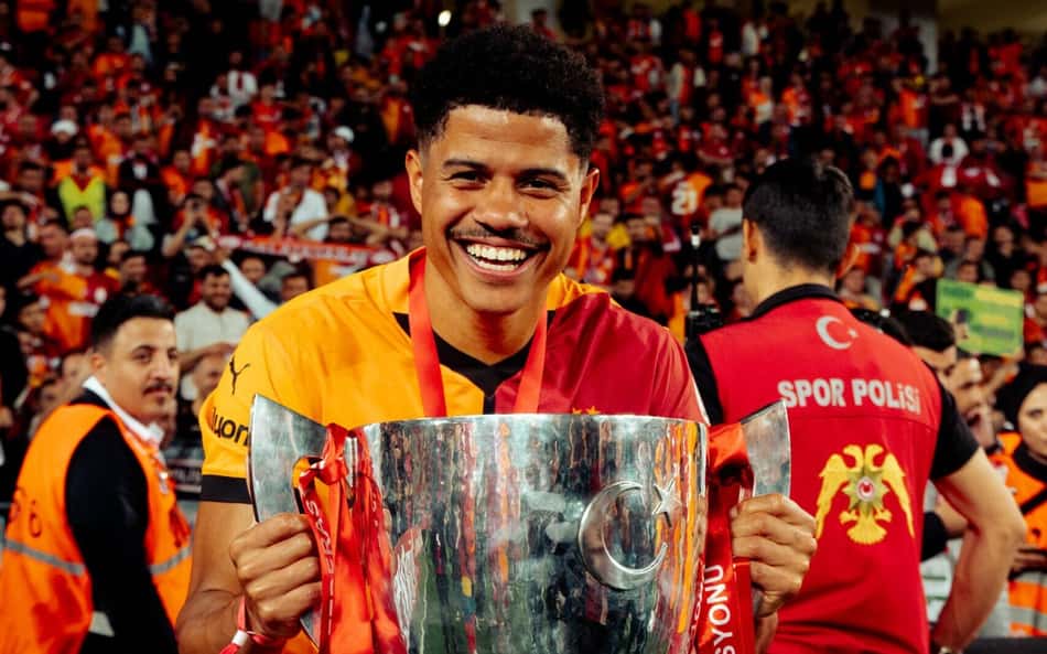 Gabriel Sara levanta primeira taça pelo Galatasaray e projeta semana histórica na Turquia