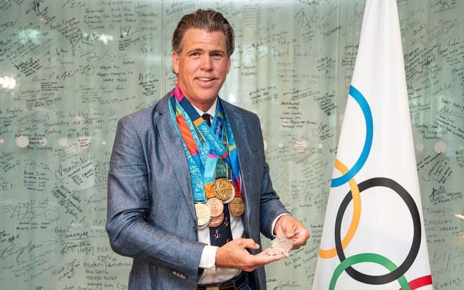 Lenda da natação recebe réplicas de medalhas perdidas em incêndio