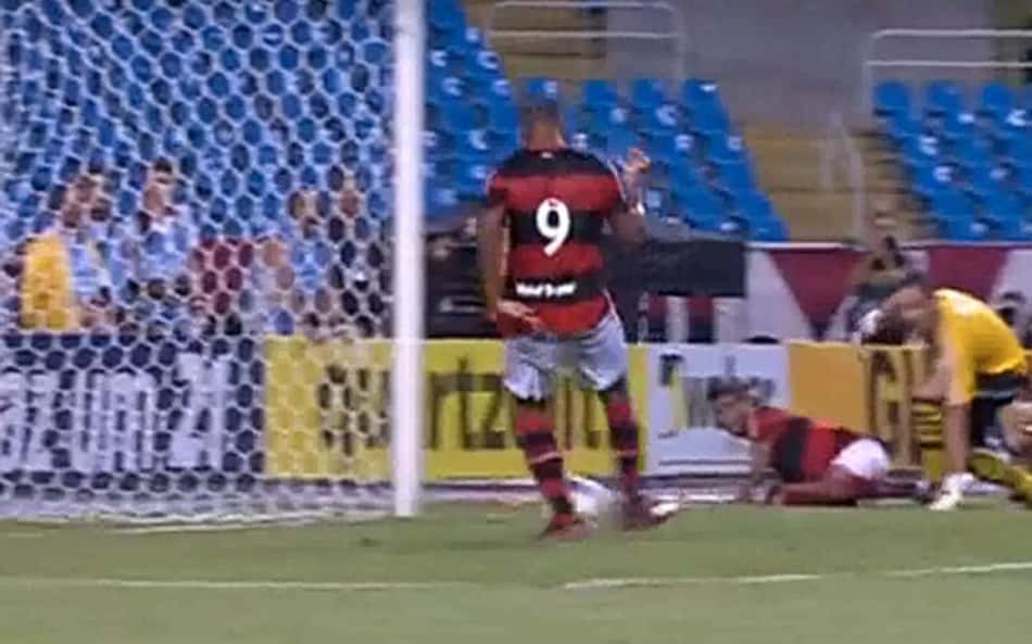 Vitor Roque não está só: veja outros gols incríveis perdidos