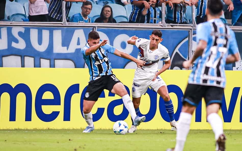 Miguel Monsalve, do Grêmio, disputa lance com Arce Lucas, do Godoy Cruz, durante partida na Arena do Grêmio pela Sul-americana 2025