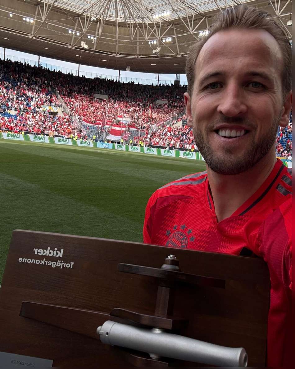 Harry Kane com o troféu de artilheiro da Bundesliga