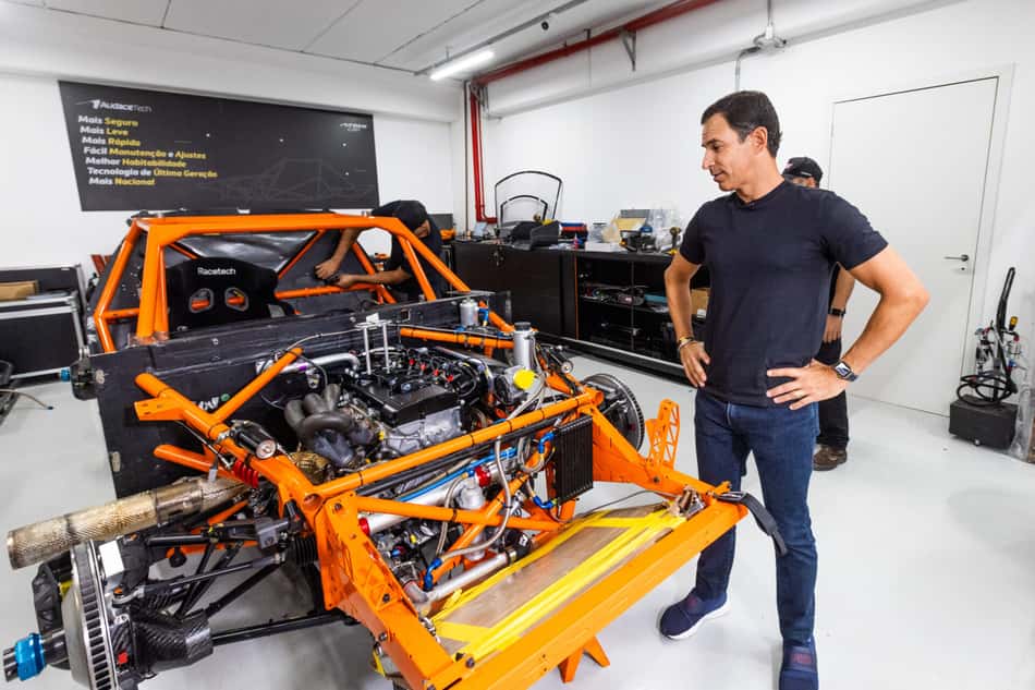 Helio Castroneves acompanhou a montagem do seu Chevrolet Tracker de Stock Car
