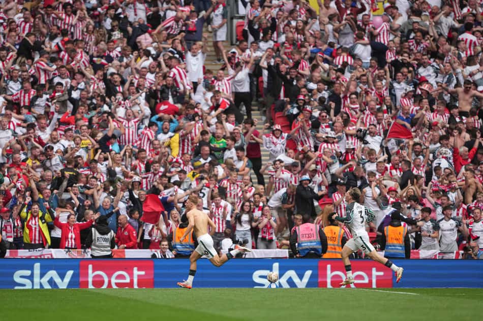Tom Watson, de 18 anos, marcou o gol que garantiu o acesso do Sunderland para a Premier League (Foto: Divulgação)