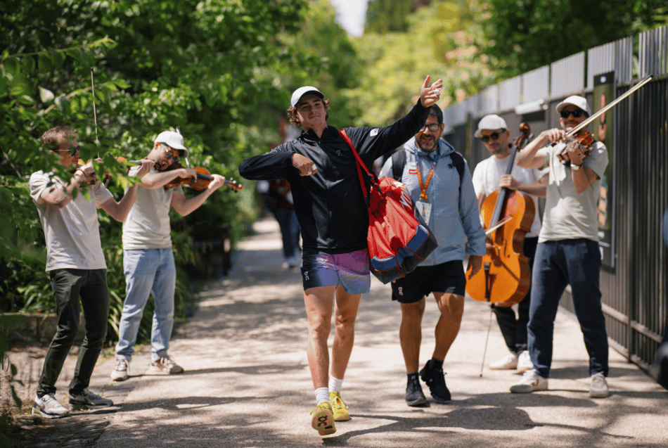 João Fonseca a caminho do treino em Roland Garros (Foto: Vincent Curutchet / FFT)