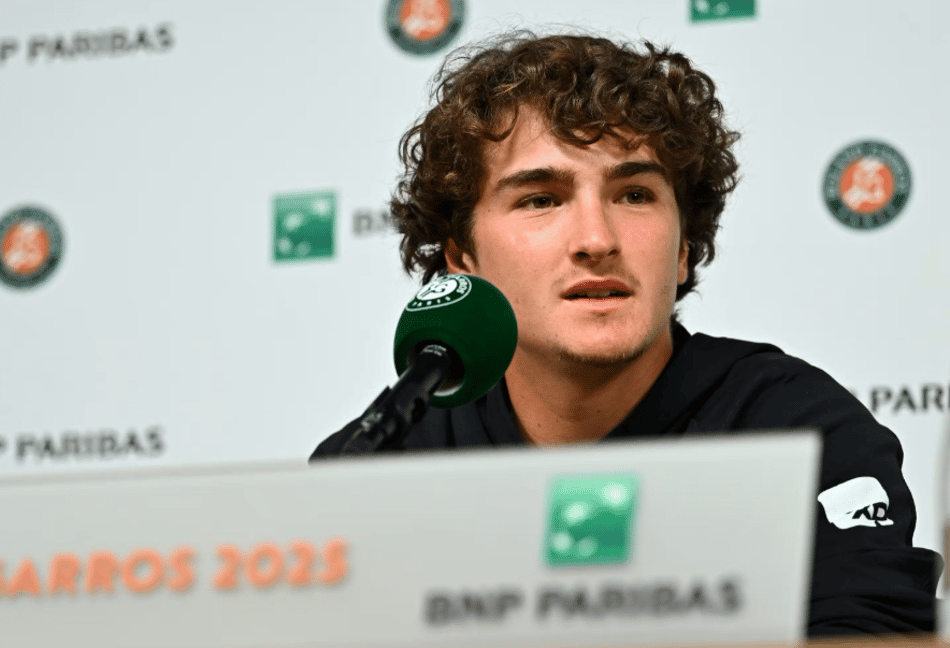 João Fonseca durante coletiva em Roland Garros (Corinne Dubreuil / FFT)