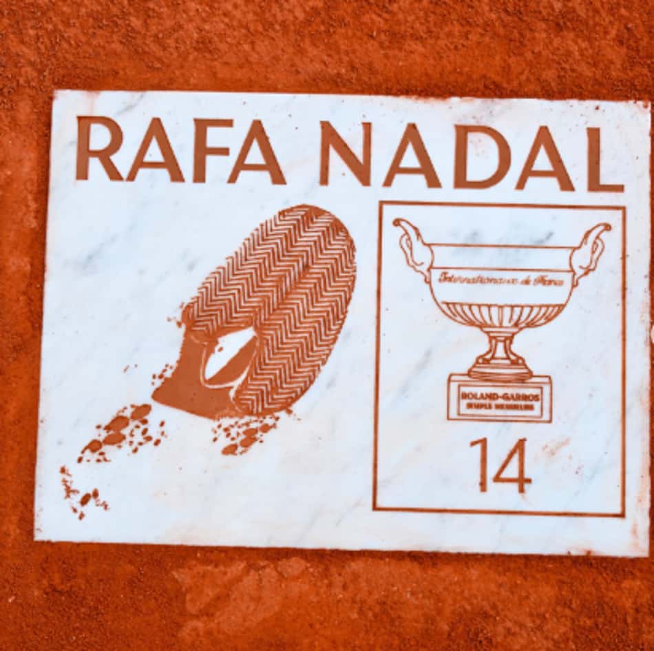 A placa em homenagem a Nadal na quadra central de Roland Garros