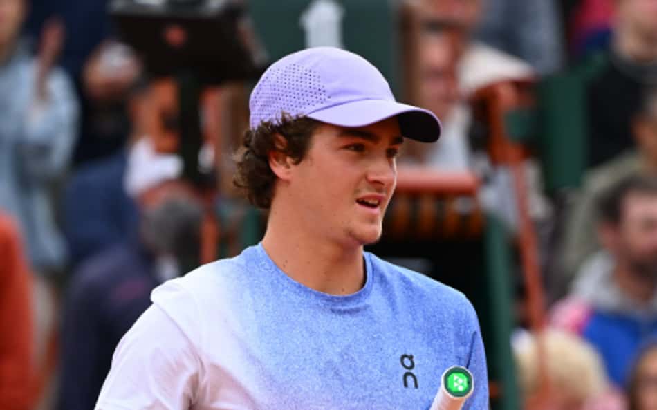 Web 'enlouquece' com vitória de João Fonseca em Roland Garros: 'Extraordinário'