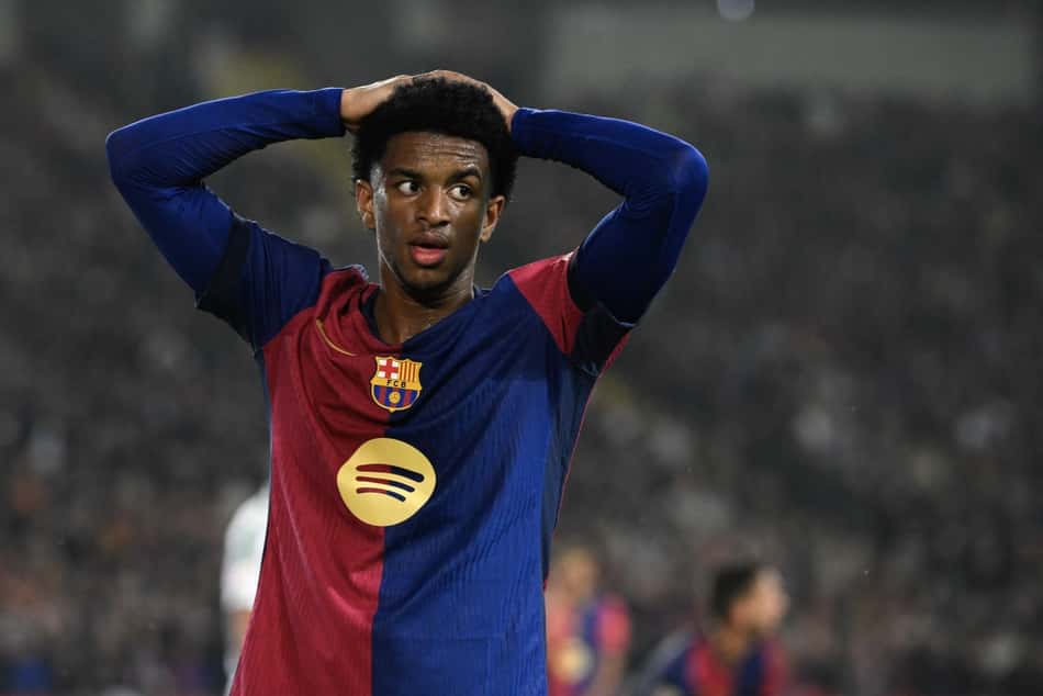 Alejandro Balde é um dos desfalques do Barcelona para o jogo de volta da Champions League (Foto: Josep LAGO/AFP)