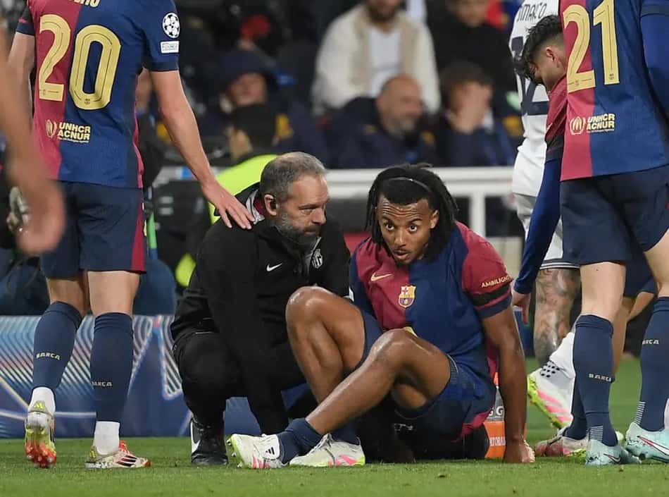Jules Koundé teve de ser substituído na partida de ida contra a Inter de Milão na última quarta-feira, desfalcando o Barcelona na Champions (Foto: Josep LAGO / AFP)