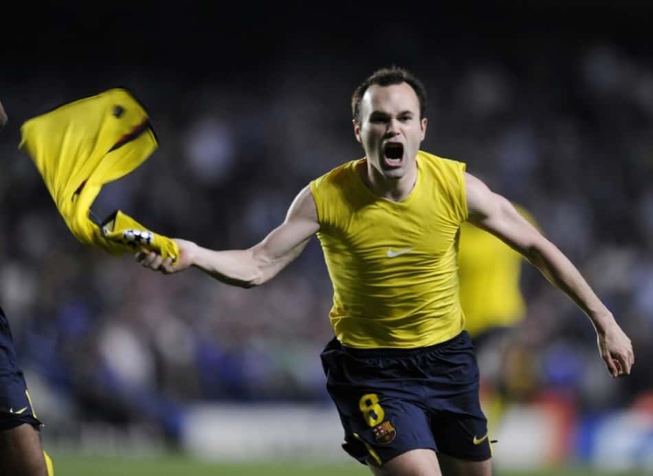 Em um jogo marcado por diversas polêmicas de arbitragem, Iniesta foi o herói quem classificou o Barcelona para a final da Champions League (Foto: AFP)
