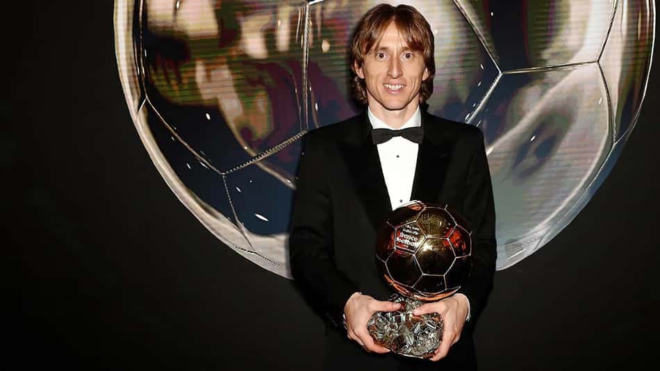 Luka Modric foi eleito como Bola de Ouro em 2018 depois de vencer a Champions League pelo Real Madrid e ser vice-campeão da Copa do Mundo pela Croácia (Foto: Divulgação)