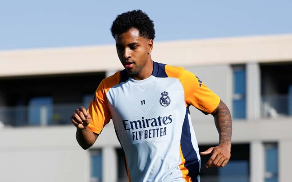 Rodrygo deixa treino do Real Madrid com dores e vira desfalque