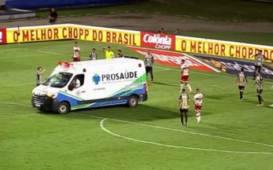 CRB x Santos tem entrada curiosa de ambulância em campo: 'Suco de futebol brasileiro'