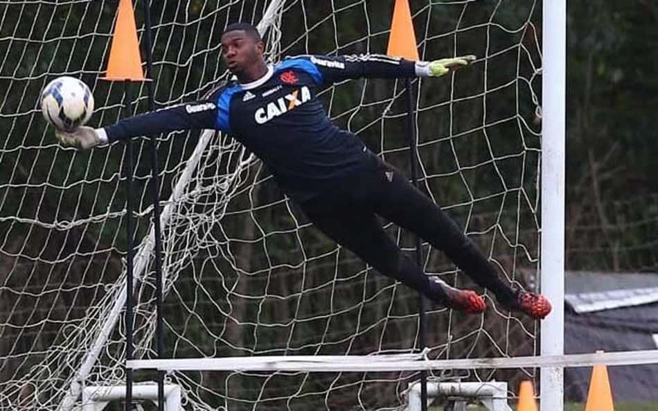 Ex-Corinthians e Flamengo bate marca histórica no futebol mundial aos 41 anos