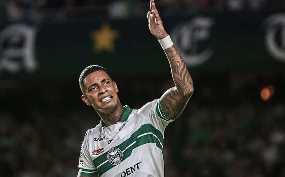 Coritiba reencontra atacante depois de saída polêmica por apostas esportivas