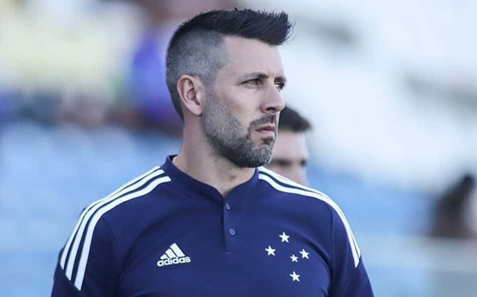 Ex-técnico do Cruzeiro, Pezzolano é anunciado por clube inglês