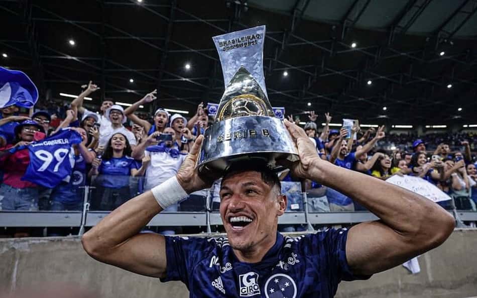 Xodó e campeão da Série B, ex-Cruzeiro projeta retorno ao Brasil: 'Estou preparado'