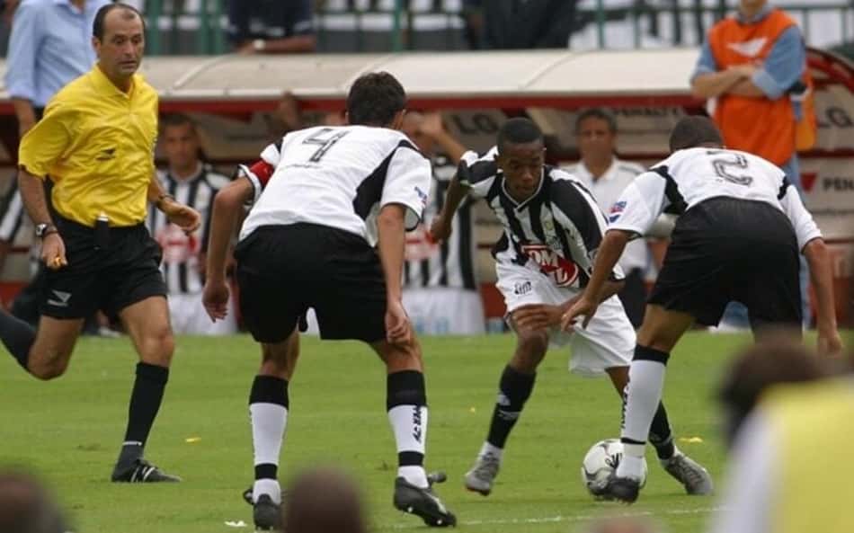 Santos x Corinthians no Brasileirão 2002; relembre título com pedaladas de Robinho