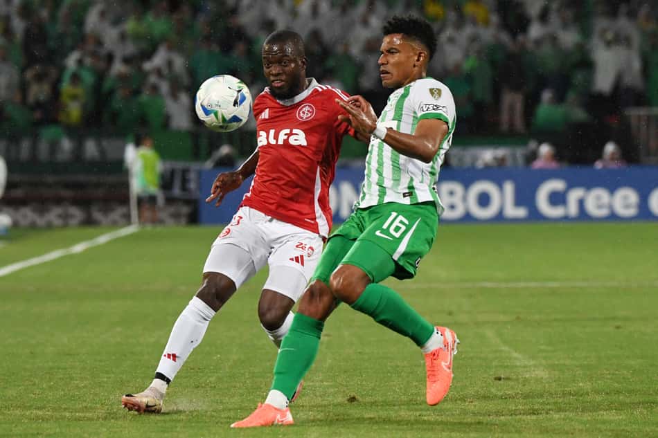 Enner Valencia em ação no jogo do Internacional contra o Atlético Nacional (Foto: Jaime Saldarriaga / AFP)