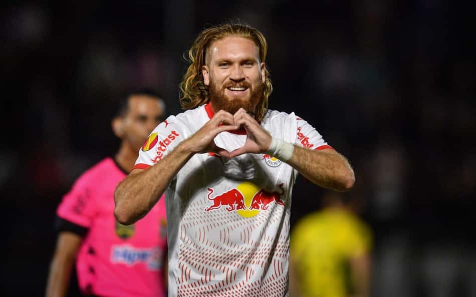 Isidro Pitta celebra vitória do RB Bragantino no fim: 'Estar no topo da tabela é importante'