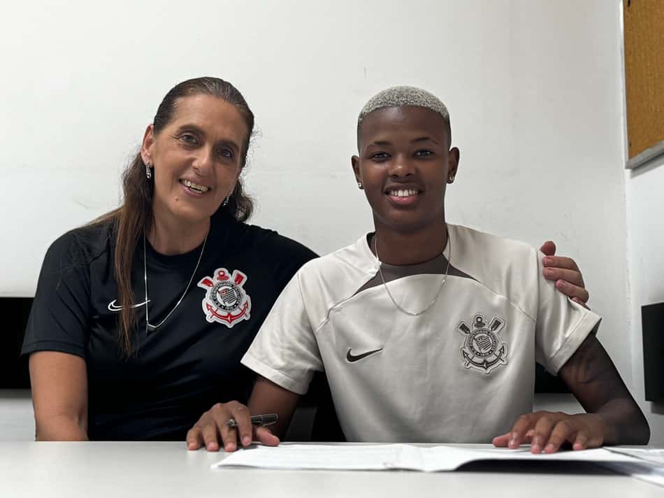 Jhonson assinou o primeiro contrato profissional com o Corinthians. (Foto: Corinthians/Divulgação)