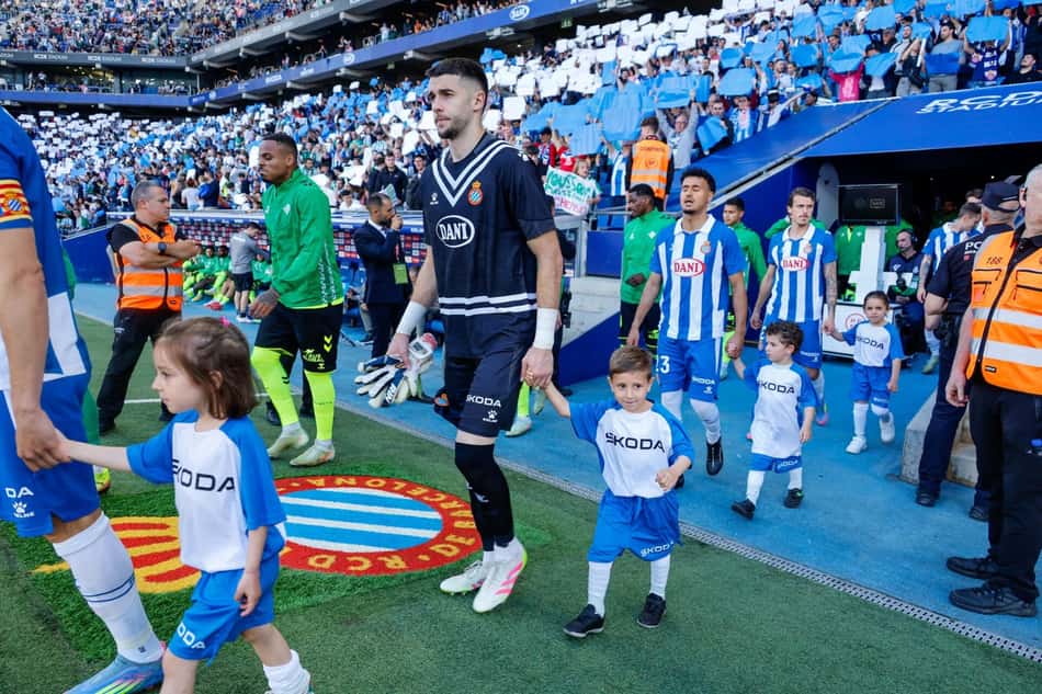Joan García entrando em campo pelo Espanyol (Foto: Reprodução/Espanyol)