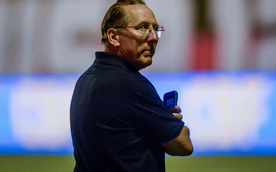 Lyon, de John Textor, deve enfrentar punição pesada da Uefa ou exclusão de torneios