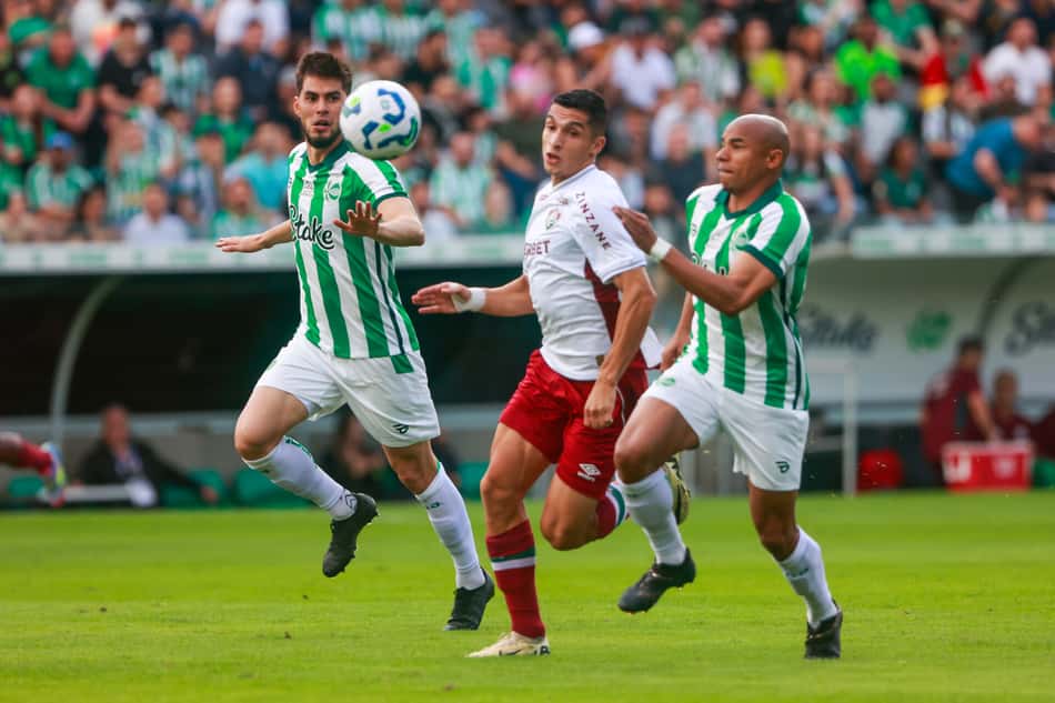 Kevin Serna disputa bola no jogo do Fluminense contra o Juventude