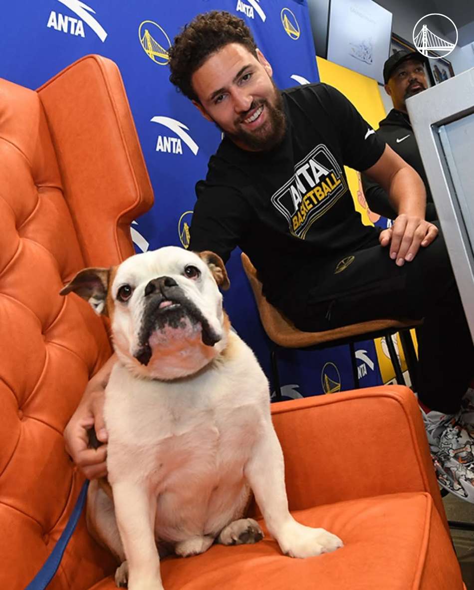 Klay Thompson e Rocco durante sessão de autógrafos do Warriors (Foto: Reprodução/Instagram)