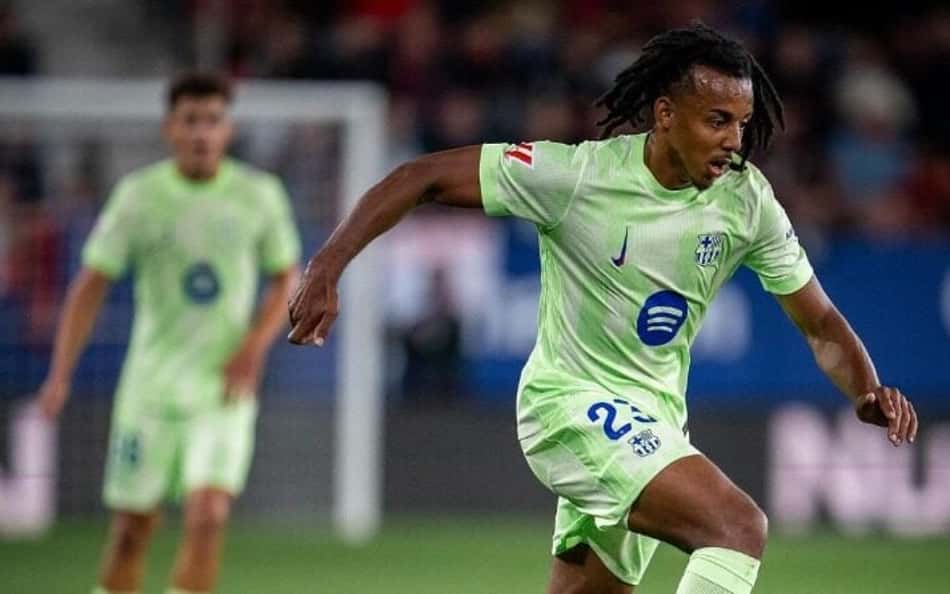 Koundé viaja com torcedores para acompanhar decisão do Barcelona; veja
