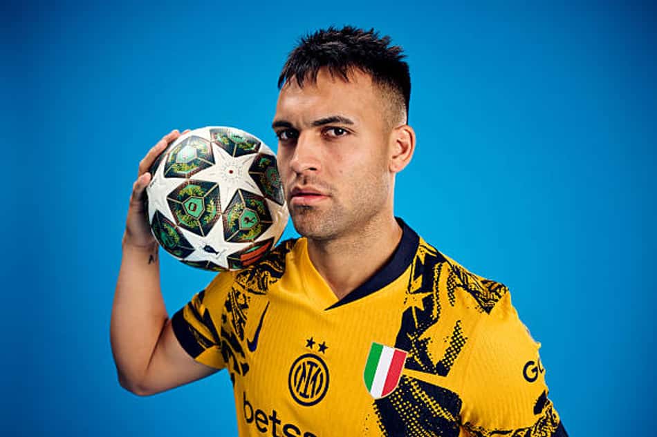 Lautaro Martínez nas fotos oficiais com o uniforme da Inter de Milão para a final da Champions League (Foto: Reprodução/Champions League)