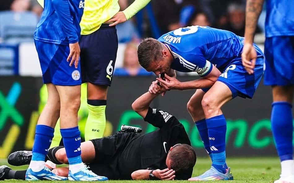 Vardy pega apito após árbitro levar cotovelada em campo; veja