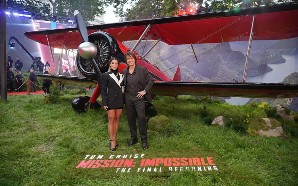 Letícia Bufoni encontra Tom Cruise durante a premiere de filme em Londres