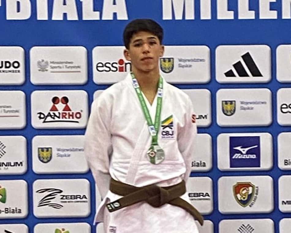 Lucas Dodero no pódio de competição de judô (Foto: Arquivo Pessoal)