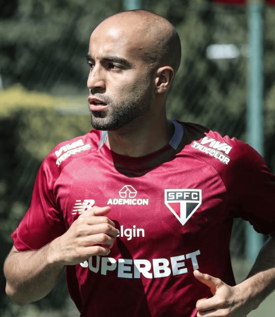 Lucas Moura treina no CT da Barra Funda