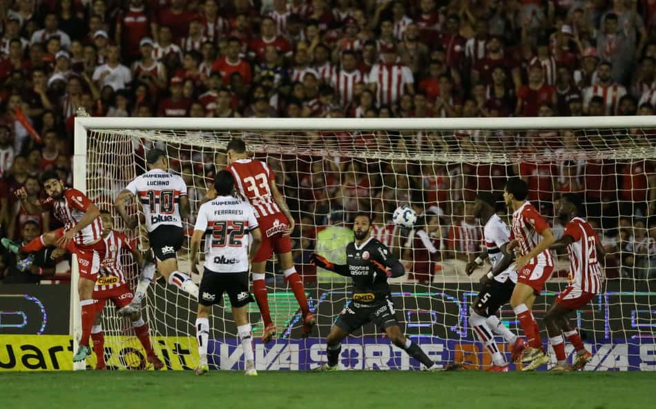Luciano marca no jogo do São Paulo contra o Náutico