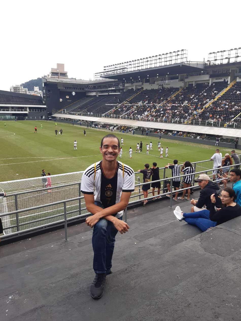 Luiz Henrique, torcedor do Coritiba, esteve no jogo entre Santos e Minas Brasília, pelo Brasileirão Feminino. (Foto: Acervo pessoal)