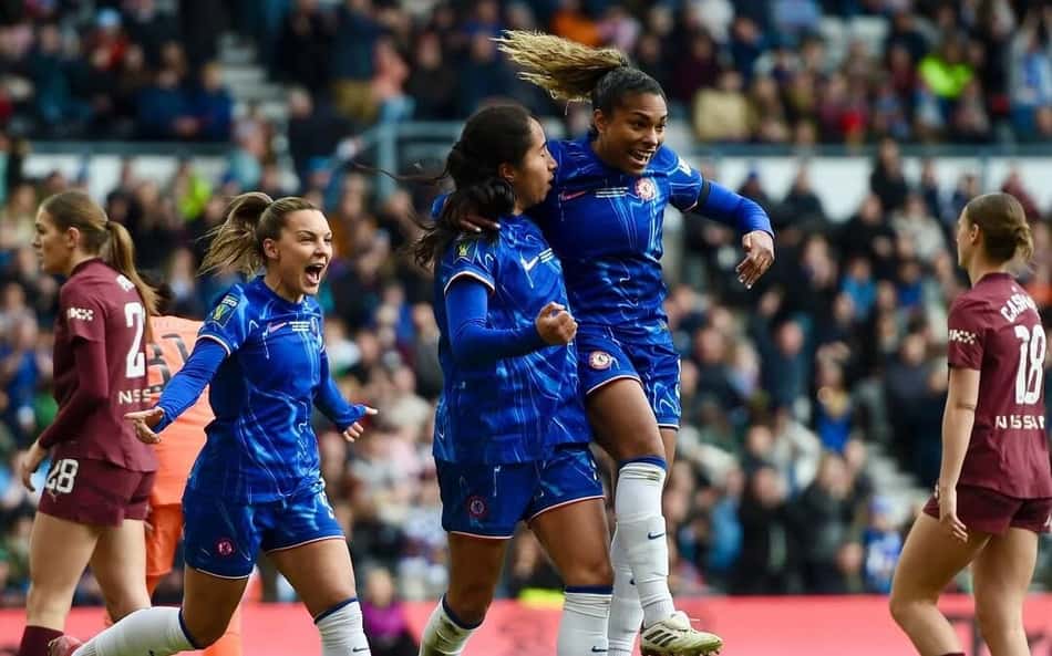 Catarina Macário comemora título inglês pelo Chelsea.