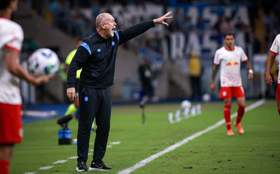 Mano Menezes vê melhora no Grêmio e pede calma à torcida