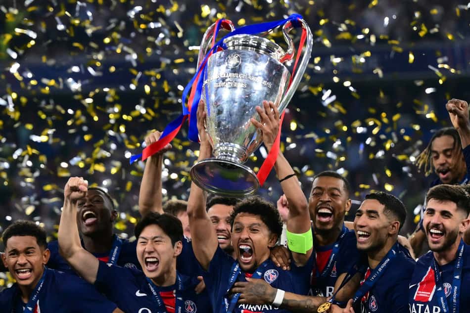 Marquinhos ergue o troféu da Champions League pelo PSG (Foto: Marco Bertorello/AFP)