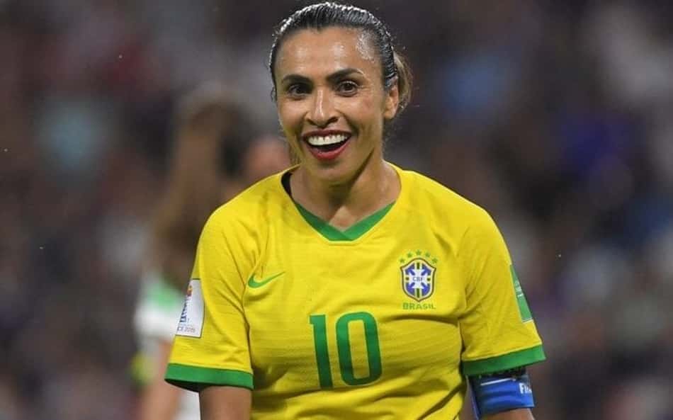 Marta é eleita melhor jogadora da história do futebol feminino